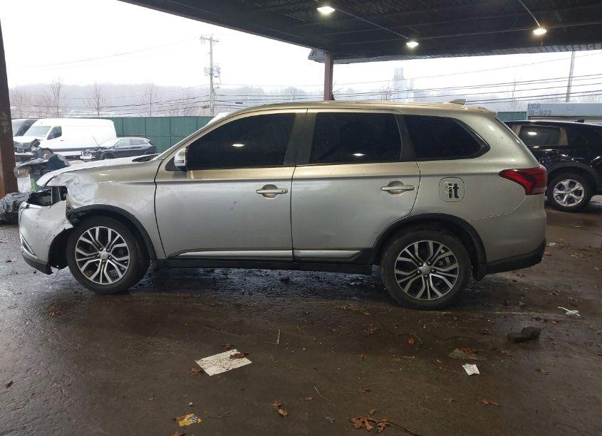 Photo 15 of 2018 Mitsubishi Outlander SE (VIN JA4AZ3A32JZ049129)