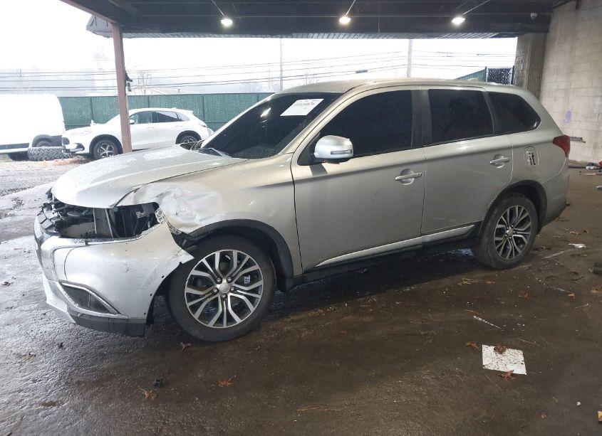 Photo 2 of 2018 Mitsubishi Outlander SE (VIN JA4AZ3A32JZ049129)