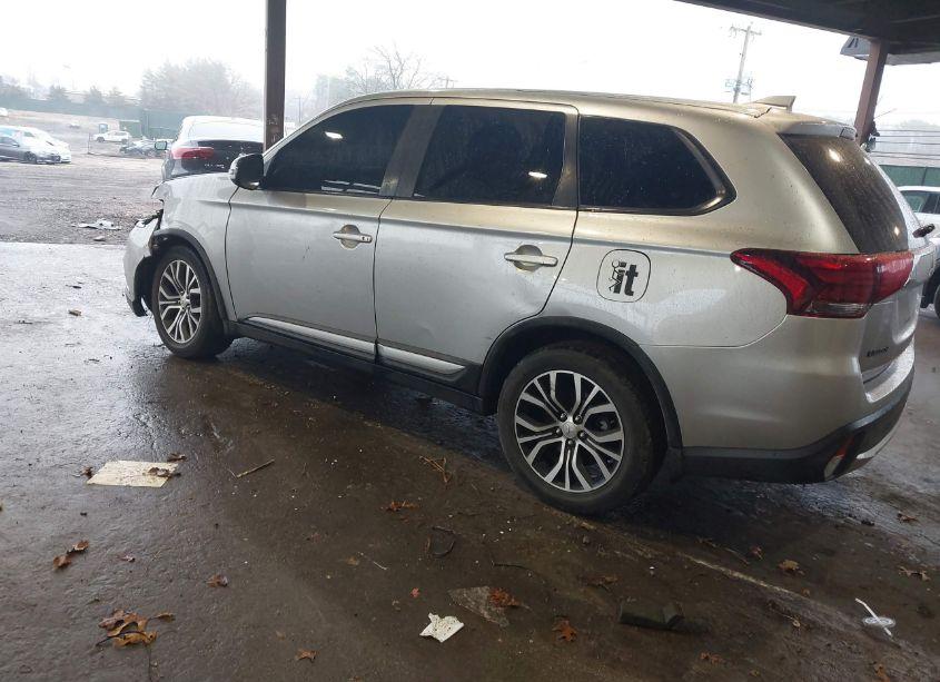 Photo 3 of 2018 Mitsubishi Outlander SE (VIN JA4AZ3A32JZ049129)