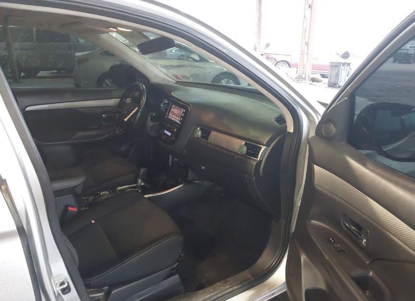 Photo 5 of 2018 Mitsubishi Outlander SE (VIN JA4AZ3A32JZ049129)