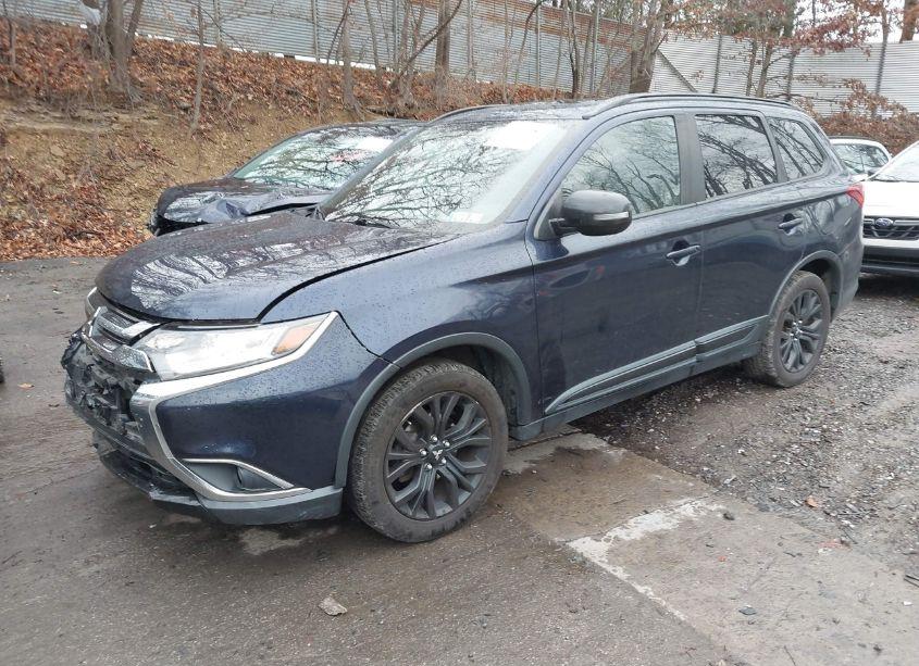 Photo 2 of 2018 Mitsubishi Outlander LE (VIN JA4AZ3A32JZ053505)