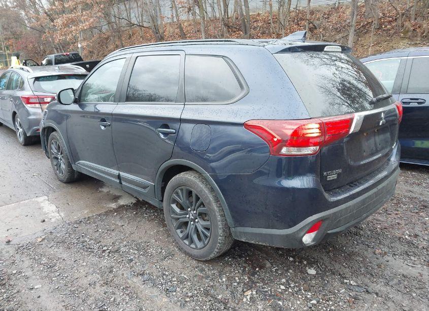Photo 3 of 2018 Mitsubishi Outlander LE (VIN JA4AZ3A32JZ053505)