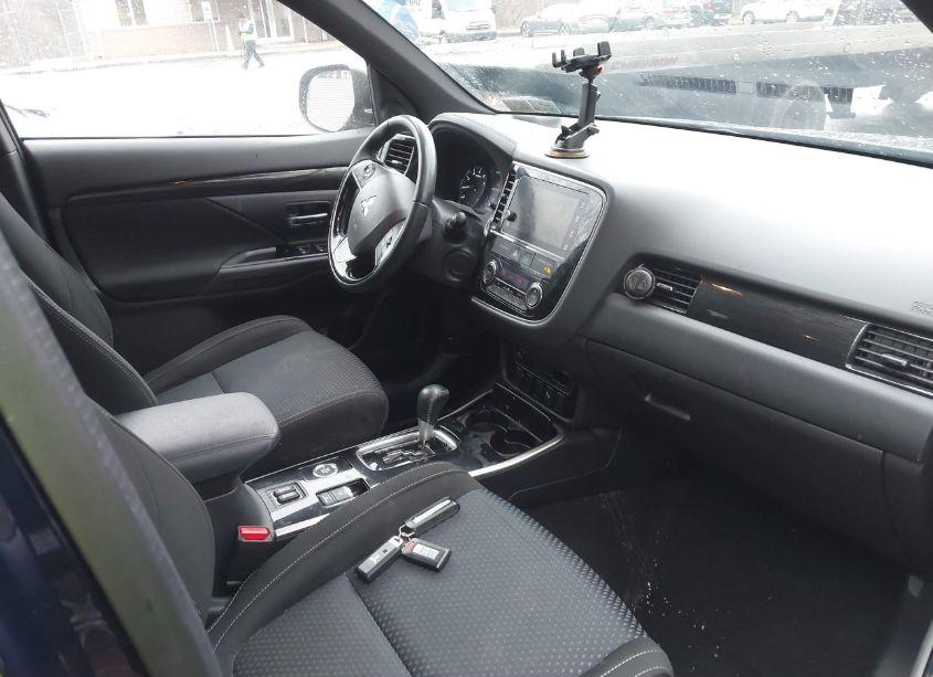 Photo 5 of 2018 Mitsubishi Outlander LE (VIN JA4AZ3A32JZ053505)