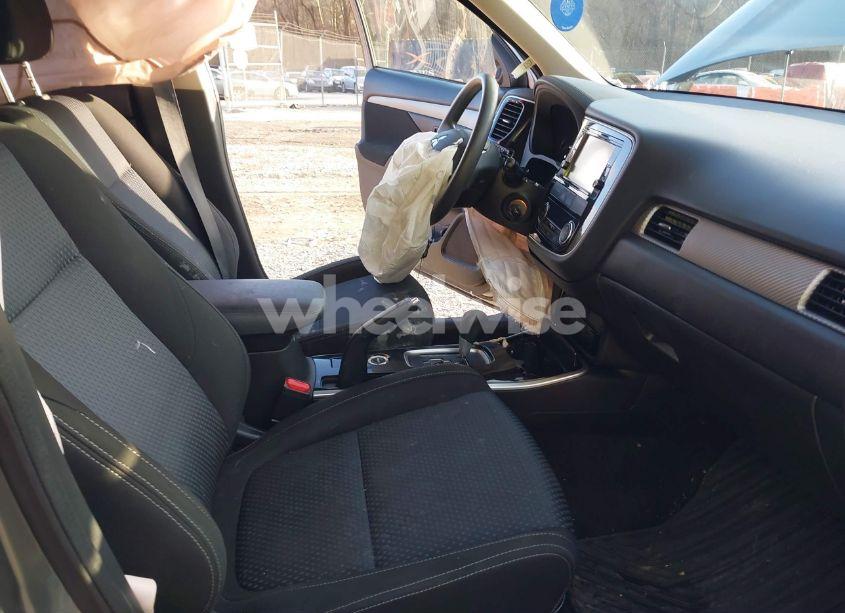 Photo 5 of 2018 Mitsubishi Outlander ES (VIN JA4AZ3A33JZ022117)