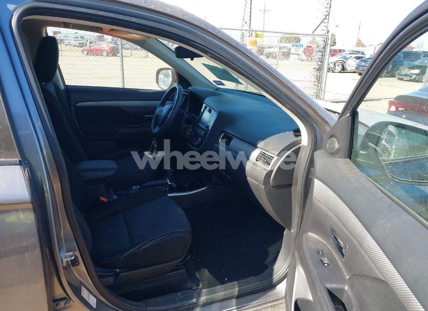 Photo 5 of 2018 Mitsubishi Outlander ES (VIN JA4AZ3A33JZ058583)