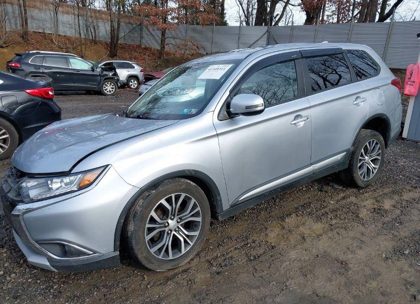 Photo 2 of 2017 Mitsubishi Outlander SE (VIN JA4AZ3A34HZ064029)