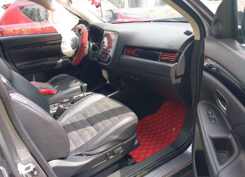 Photo 5 of 2019 Mitsubishi Outlander SE (VIN JA4AZ3A34KZ042300)