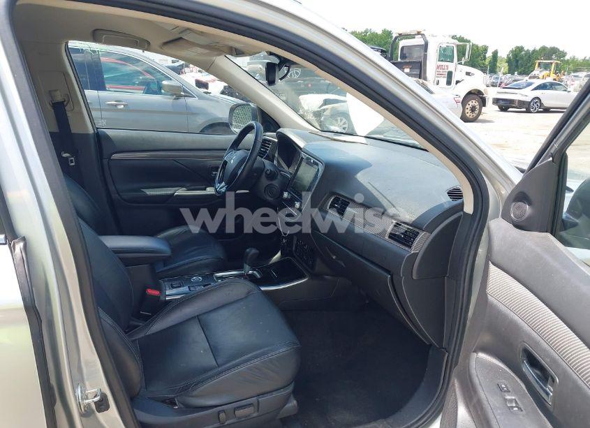 Photo 5 of 2020 Mitsubishi Outlander ES 2.4 S-AWC/LE 2.4 S-AWC/SE 2.4 S-AWC/SEL 2.4 S-AWC/SP 2.4 S-AWC (VIN JA4AZ3A34LZ040810)