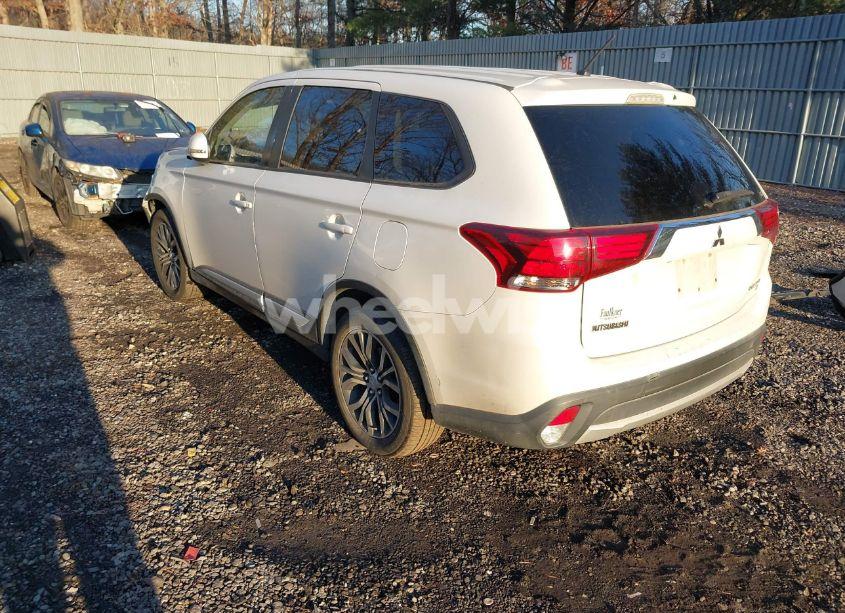 Photo 3 of 2016 Mitsubishi Outlander SE (VIN JA4AZ3A35GZ002508)