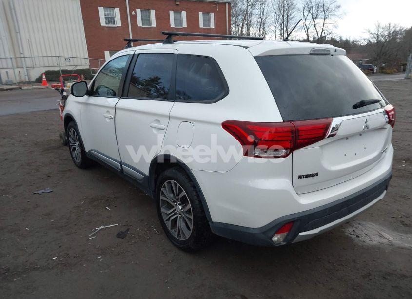 Photo 3 of 2016 Mitsubishi Outlander SE (VIN JA4AZ3A35GZ019549)