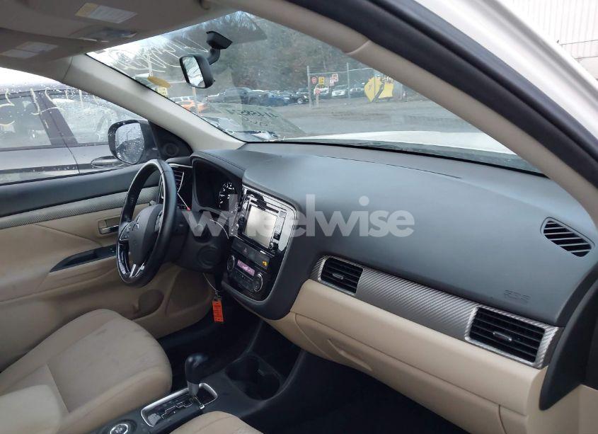 Photo 5 of 2016 Mitsubishi Outlander SE (VIN JA4AZ3A35GZ019549)