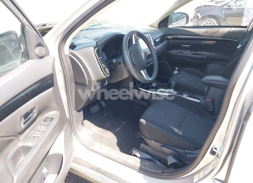 Photo 5 of 2019 Mitsubishi Outlander ES (VIN JA4AZ3A35KZ003568)