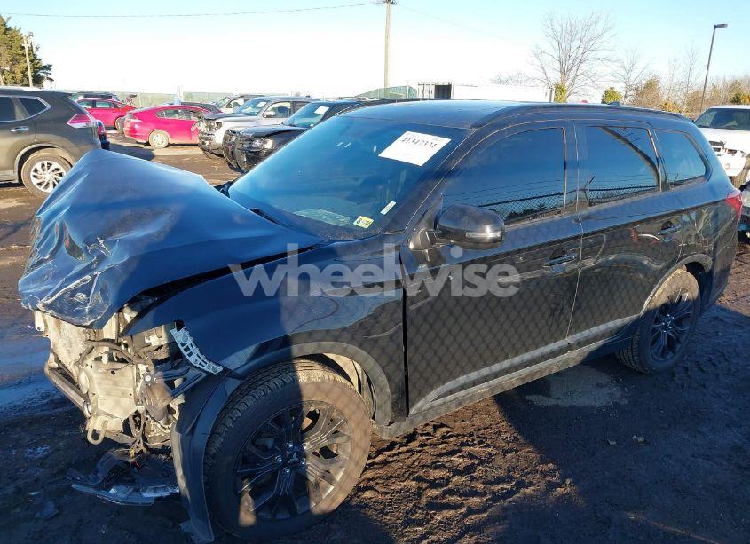 Photo 2 of 2018 Mitsubishi Outlander LE (VIN JA4AZ3A36JZ019681)