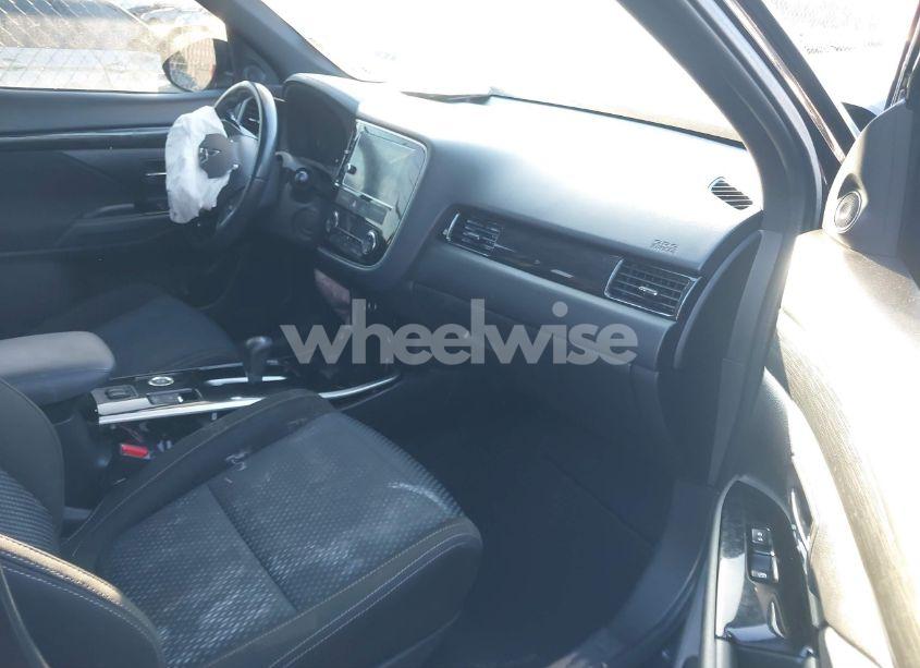 Photo 5 of 2018 Mitsubishi Outlander LE (VIN JA4AZ3A36JZ019681)