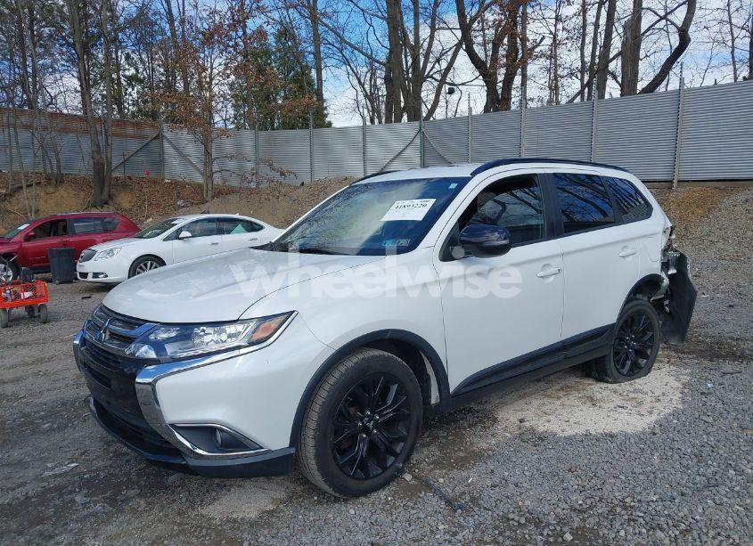 Photo 2 of 2018 Mitsubishi Outlander LE (VIN JA4AZ3A36JZ049294)