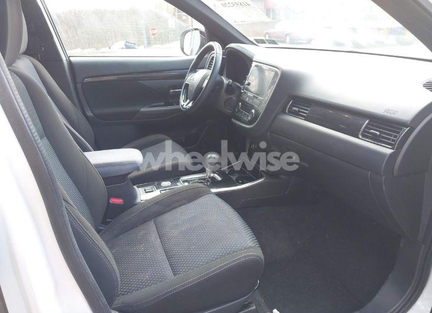 Photo 5 of 2018 Mitsubishi Outlander LE (VIN JA4AZ3A36JZ049294)