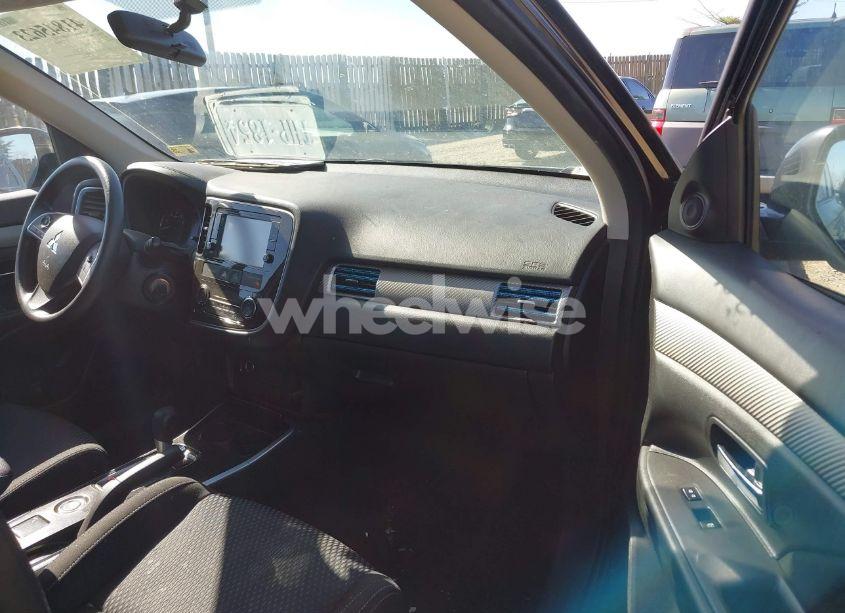 Photo 5 of 2018 Mitsubishi Outlander ES (VIN JA4AZ3A36JZ057072)