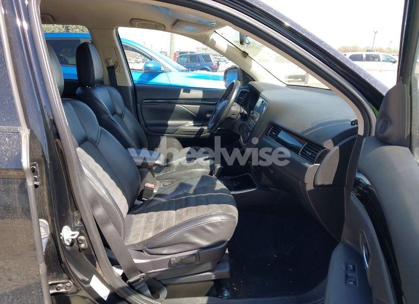 Photo 5 of 2019 Mitsubishi Outlander SE (VIN JA4AZ3A36KZ019410)