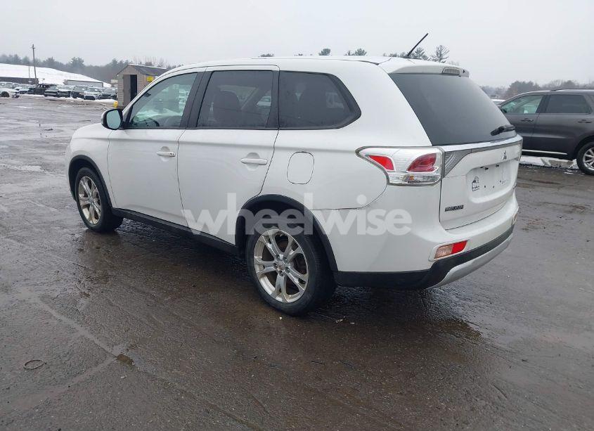 Photo 3 of 2015 Mitsubishi Outlander SE (VIN JA4AZ3A38FZ011007)