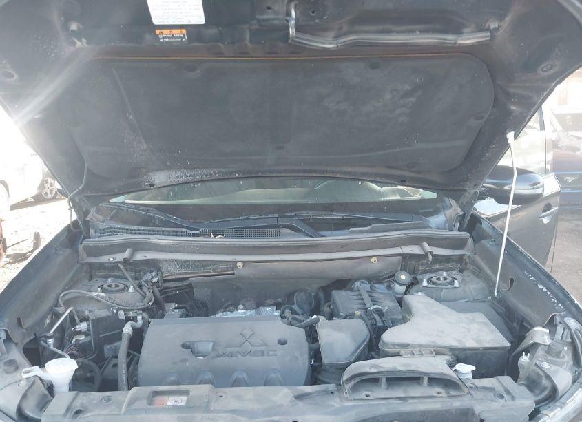 Photo 10 of 2018 Mitsubishi Outlander SE (VIN JA4AZ3A38JZ054867)