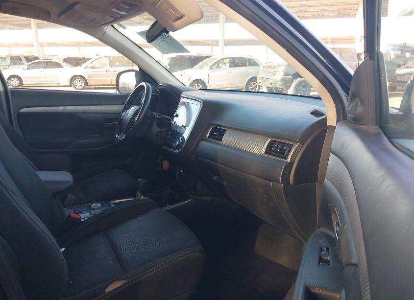 Photo 5 of 2018 Mitsubishi Outlander SE (VIN JA4AZ3A38JZ054867)