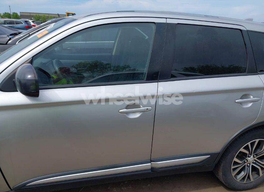 Photo 13 of 2018 Mitsubishi Outlander ES (VIN JA4AZ3A38JZ056151)