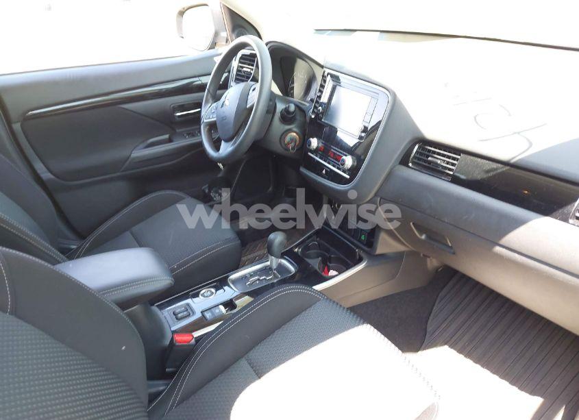 Photo 5 of 2020 Mitsubishi Outlander ES 2.4 S-AWC/LE 2.4 S-AWC/SE 2.4 S-AWC/SEL 2.4 S-AWC/SP 2.4 S-AWC (VIN JA4AZ3A39LZ048854)