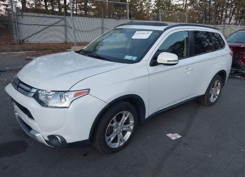 Photo 2 of 2015 Mitsubishi Outlander SE (VIN JA4AZ3A3XFZ009758)