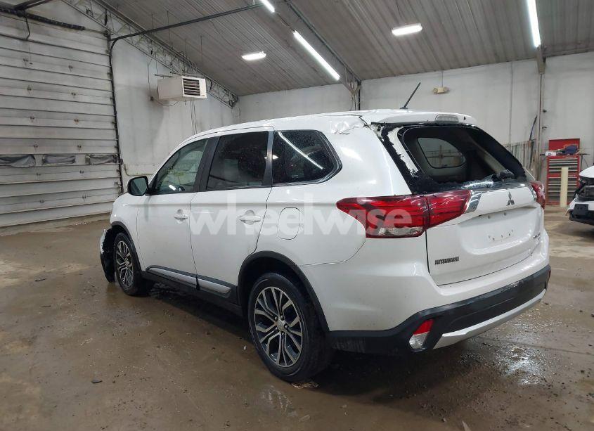 Photo 2 of 2016 Mitsubishi Outlander SE (VIN JA4AZ3A3XGZ013908)