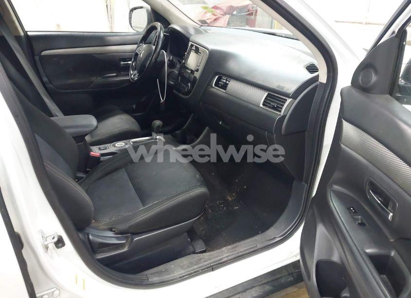 Photo 4 of 2016 Mitsubishi Outlander SE (VIN JA4AZ3A3XGZ013908)