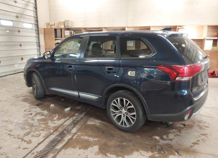 Photo 3 of 2018 Mitsubishi Outlander SE (VIN JA4AZ3A3XJZ004360)