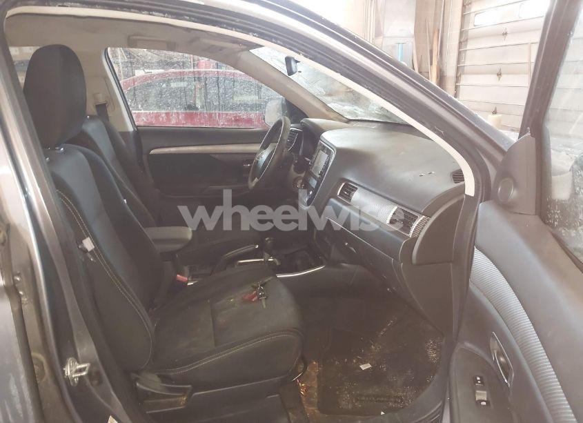 Photo 5 of 2018 Mitsubishi Outlander ES (VIN JA4AZ3A3XJZ062338)
