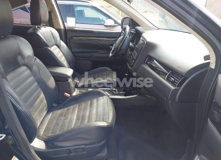 Photo 5 of 2019 Mitsubishi Outlander SE (VIN JA4AZ3A3XKZ044195)