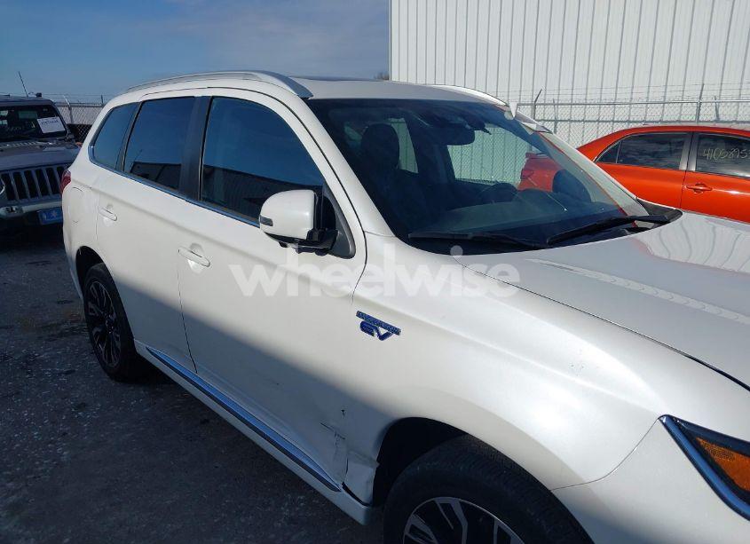 Photo 6 of 2018 Mitsubishi Outlander PHEV GT (VIN JA4J24A5XJZ057412)