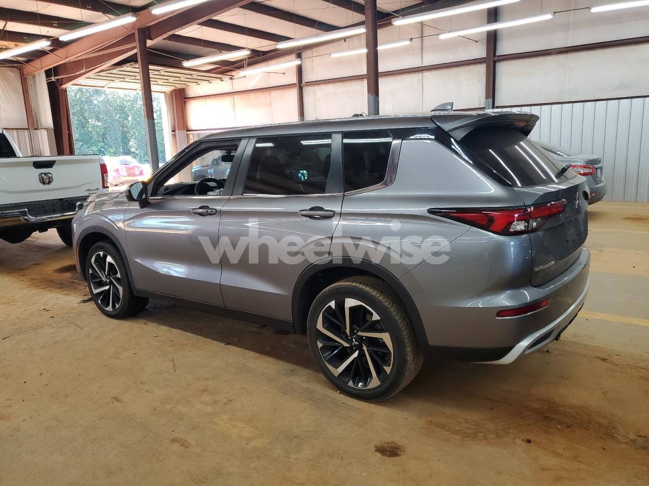 Photo 2 of 2022 MITSUBISHI OUTLANDER SE N/A (VIN JA4J3UA86NZ043701)