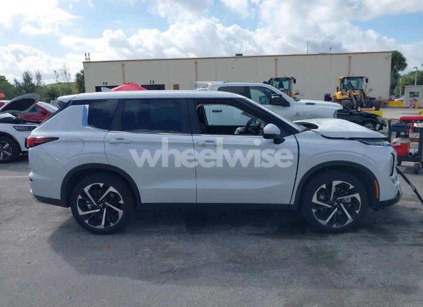 Photo 13 of 2024 Mitsubishi Outlander SE/SE BLACK EDITION/SE BLACK EDITION W/PANO ROOF S-AWC (VIN JA4J3VA80RZ065026)