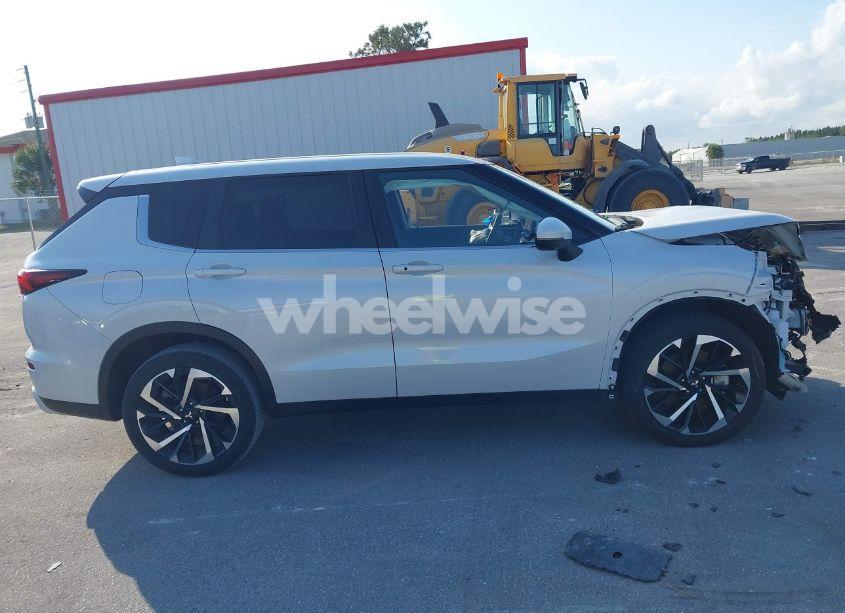 Photo 13 of 2024 Mitsubishi Outlander SE/SE BLACK EDITION/SE BLACK EDITION W/PANO ROOF S-AWC (VIN JA4J3VA81RZ025246)