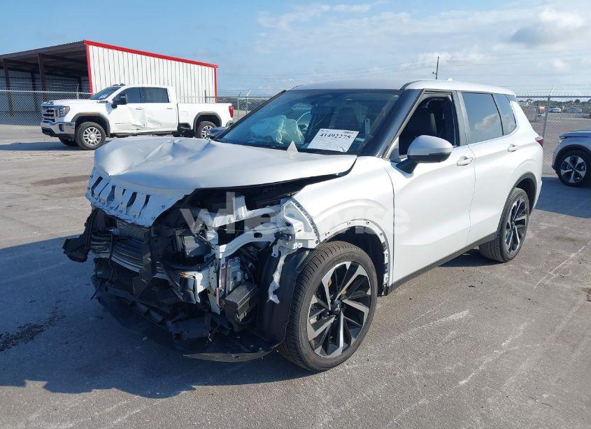 Photo 2 of 2024 Mitsubishi Outlander SE/SE BLACK EDITION/SE BLACK EDITION W/PANO ROOF S-AWC (VIN JA4J3VA81RZ025246)