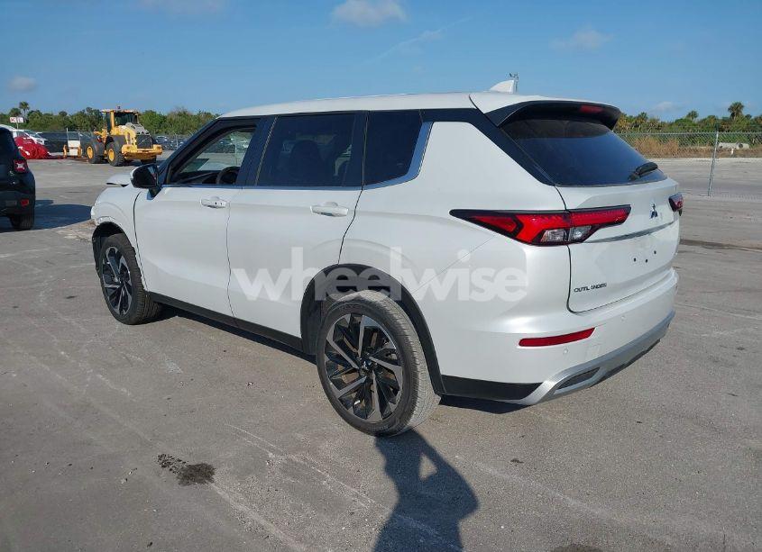 Photo 3 of 2024 Mitsubishi Outlander SE/SE BLACK EDITION/SE BLACK EDITION W/PANO ROOF S-AWC (VIN JA4J3VA81RZ025246)