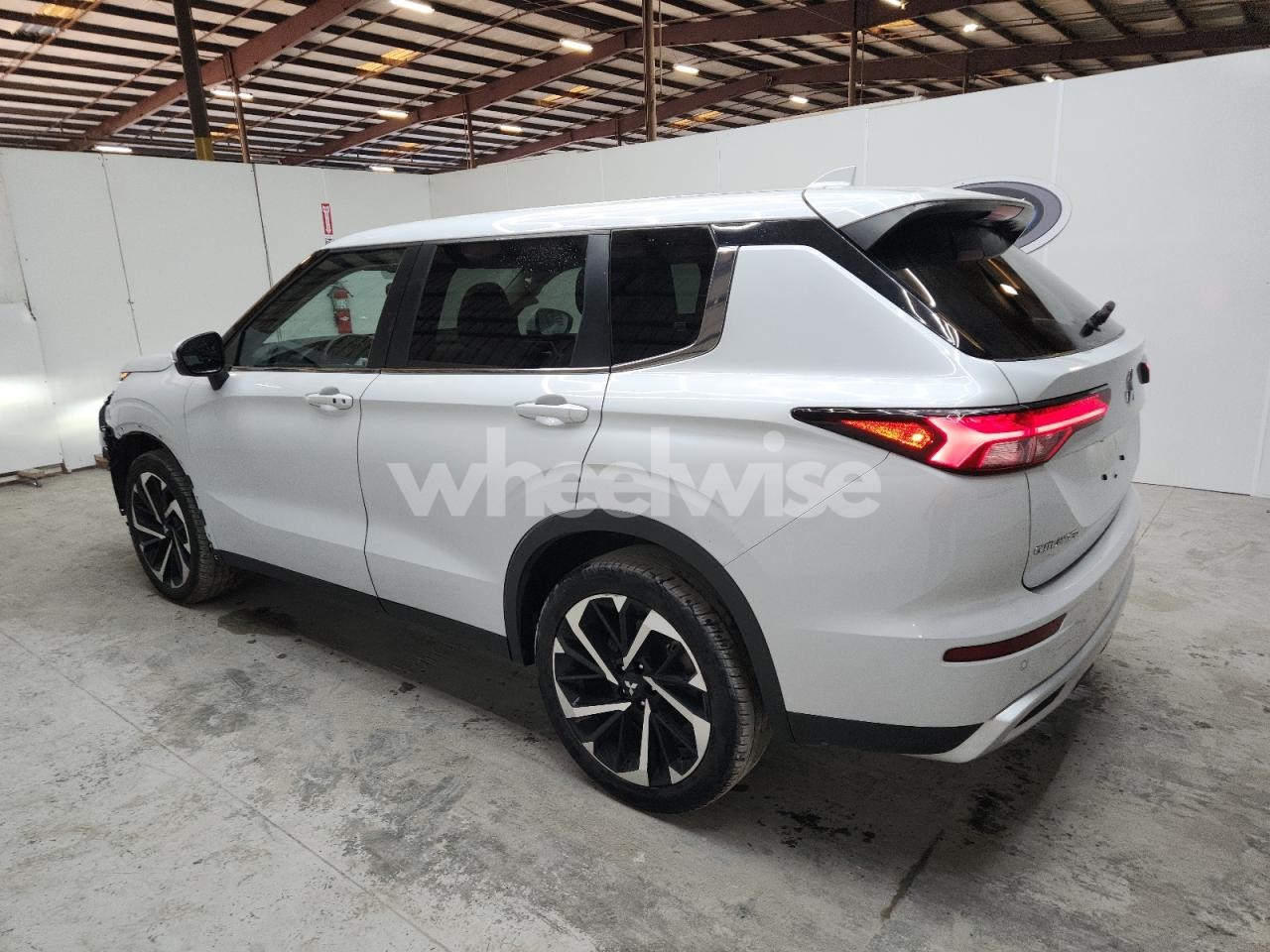 Photo 2 of 2024 MITSUBISHI OUTLANDER SE (VIN JA4J3VA81RZ027692)