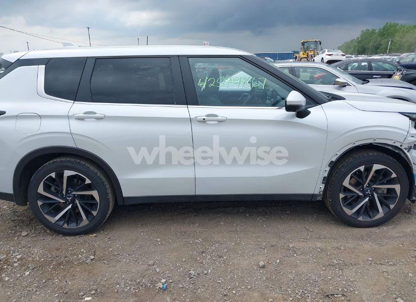 Photo 14 of 2024 Mitsubishi Outlander SE 2.5 2WD/SE BLACK EDITION S-AWC/SE BLACK EDITION W/PANO ROOF S-AWC (VIN JA4J3VA81RZ030124)