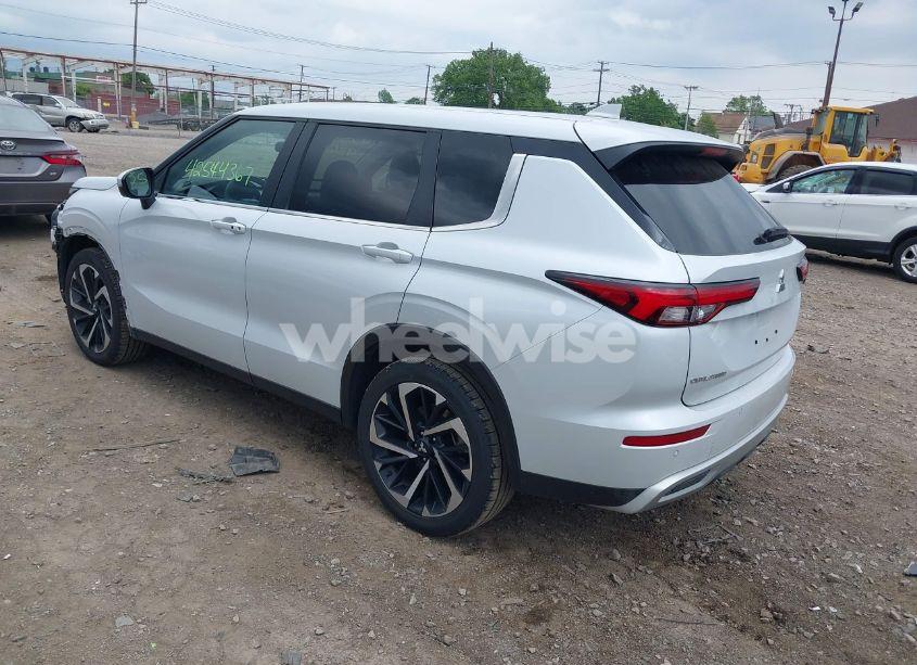 Photo 3 of 2024 Mitsubishi Outlander SE 2.5 2WD/SE BLACK EDITION S-AWC/SE BLACK EDITION W/PANO ROOF S-AWC (VIN JA4J3VA81RZ030124)