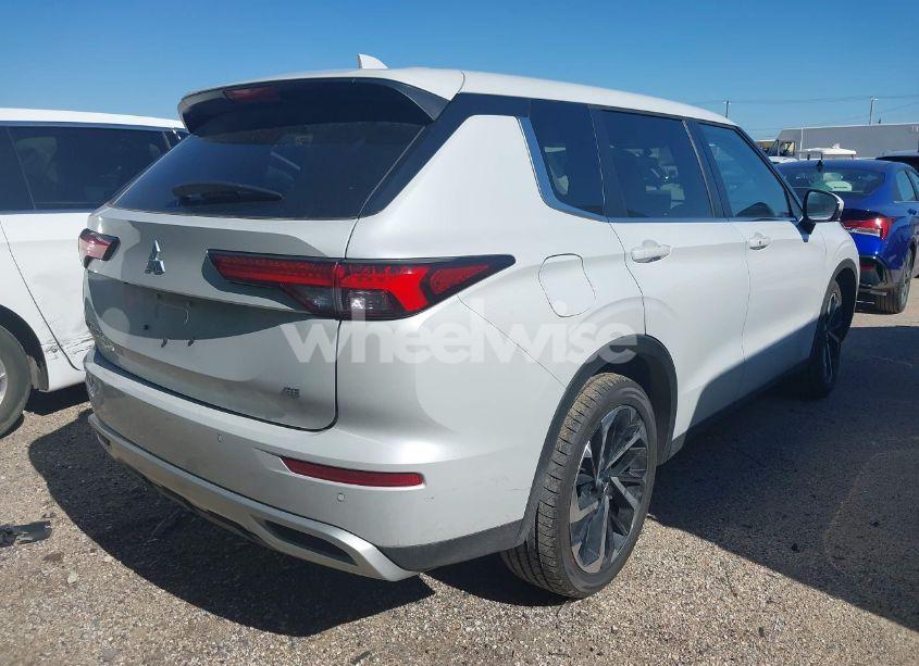 Photo 4 of 2024 Mitsubishi Outlander SE 2.5 2WD/SE BLACK EDITION S-AWC/SE BLACK EDITION W/PANO ROOF S-AWC (VIN JA4J3VA86RZ024500)