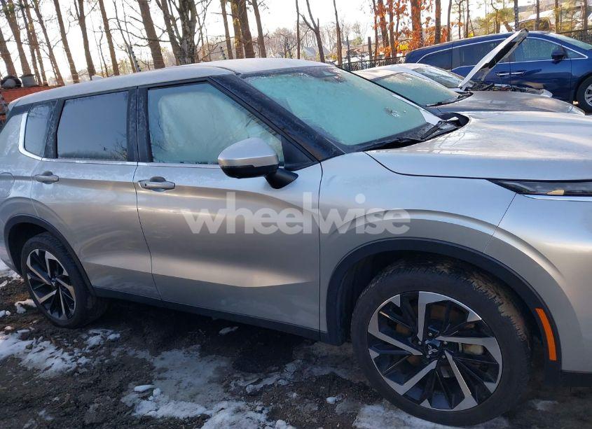 Photo 13 of 2024 Mitsubishi Outlander SE 2.5 2WD/SE BLACK EDITION S-AWC/SE BLACK EDITION W/PANO ROOF S-AWC (VIN JA4J3VA87RZ027177)