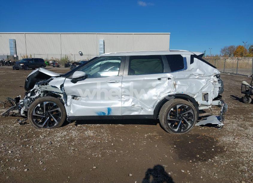 Photo 13 of 2024 Mitsubishi Outlander SE 2.5 2WD/SE BLACK EDITION S-AWC/SE BLACK EDITION W/PANO ROOF (VIN JA4J3VA88RZ019363)