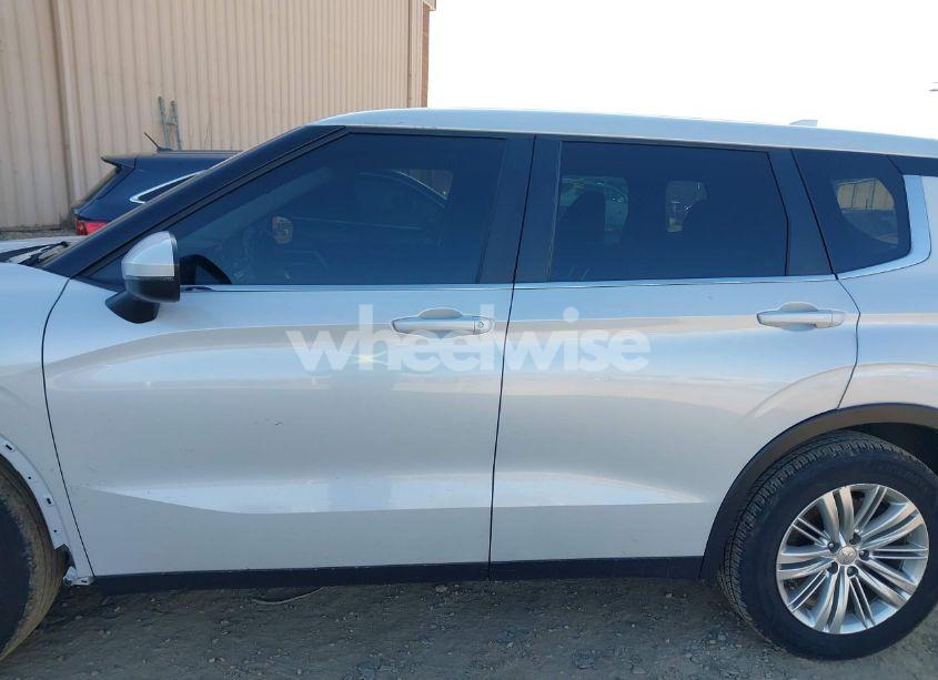 Photo 14 of 2023 Mitsubishi Outlander ES 2.5 S-AWC (VIN JA4J4TA85PZ028732)