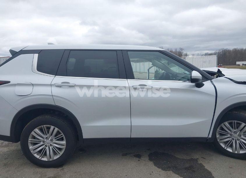 Photo 14 of 2024 Mitsubishi Outlander ES 2.5 S-AWC (VIN JA4J4UA80RZ003200)