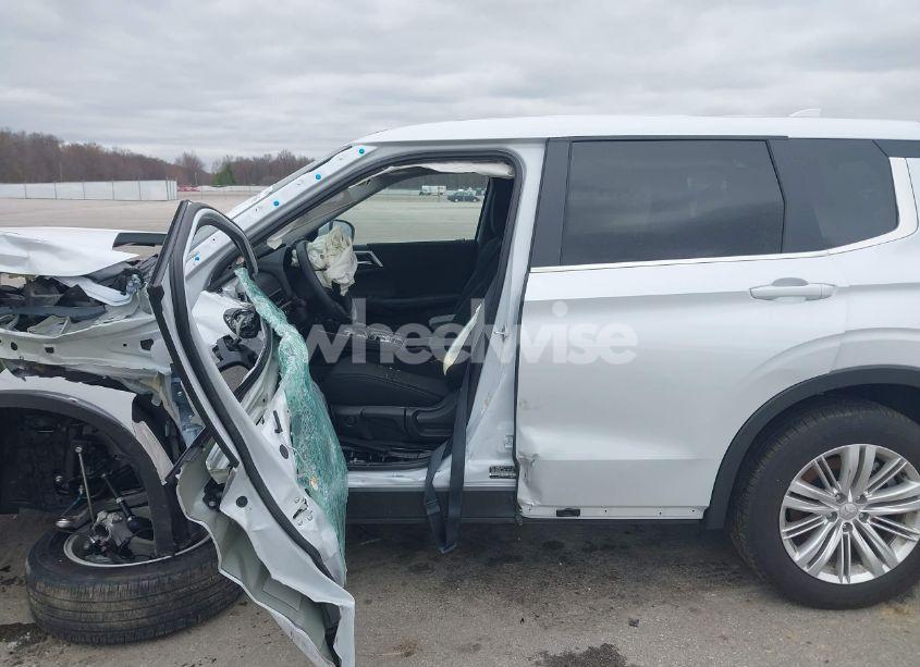 Photo 15 of 2024 Mitsubishi Outlander ES 2.5 S-AWC (VIN JA4J4UA80RZ003200)