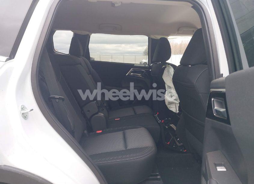 Photo 8 of 2024 Mitsubishi Outlander ES 2.5 S-AWC (VIN JA4J4UA80RZ003200)