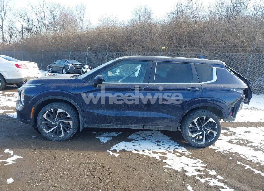 Photo 14 of 2023 Mitsubishi Outlander (VIN JA4J4UA88PZ013681)